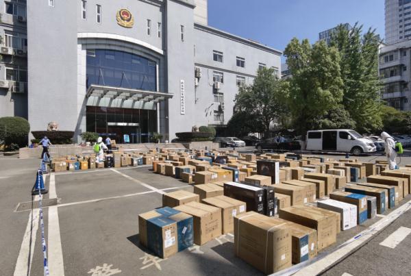 上百箱作案工具在国门前被拦下！