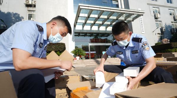 上百箱作案工具在国门前被拦下！