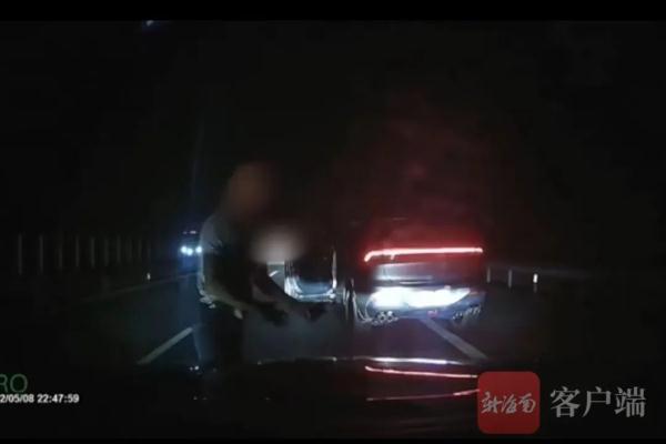 危险！司机晚上在高速公路上逼停后车还干这事