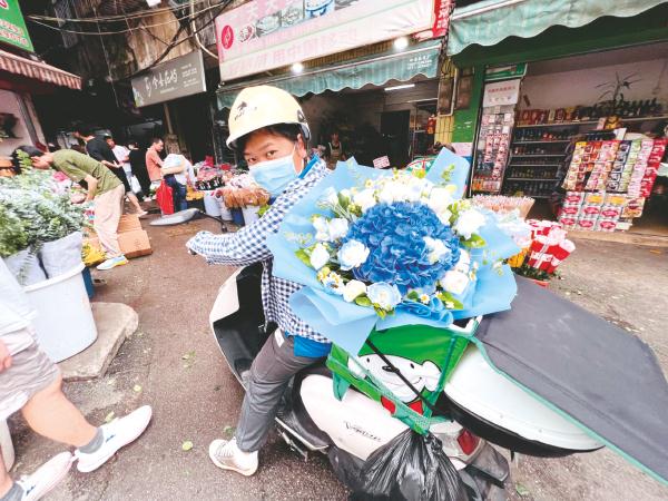 “5·20”催生浪漫经济：花店订单接到爆 快递小哥送货忙