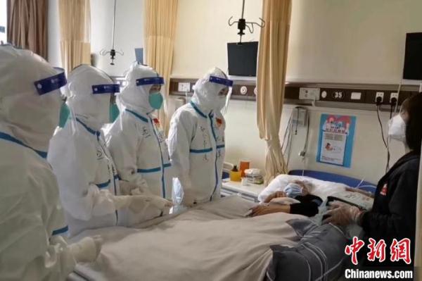 “白衣战士”上海“战疫”：守护高龄患者生命 中医药干预全覆盖