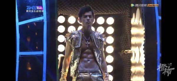 热搜第一!昨晚朋友圈都在刷这个曾经有腹肌的男人! 热搜第一!昨晚朋友圈都在刷这个曾经有腹肌的男人!