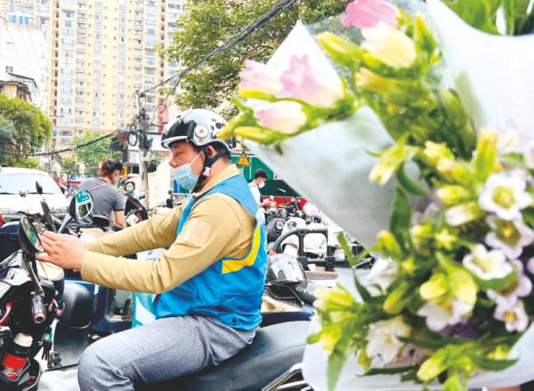 “5·20”催生浪漫经济：花店订单接到爆 快递小哥送货忙