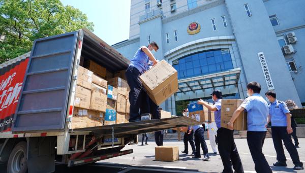 上百箱作案工具在国门前被拦下！