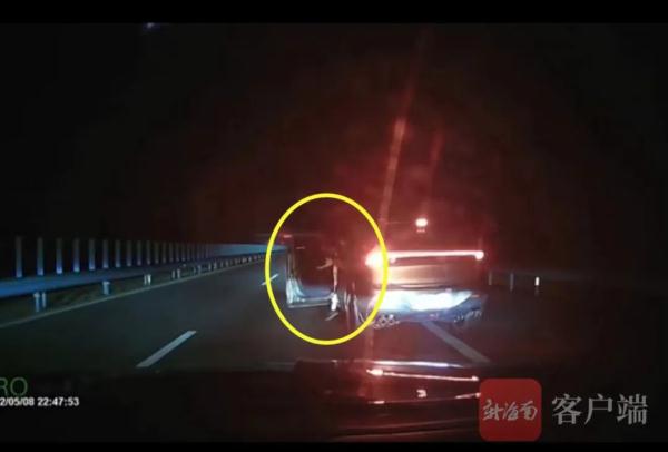 危险！司机晚上在高速公路上逼停后车还干这事