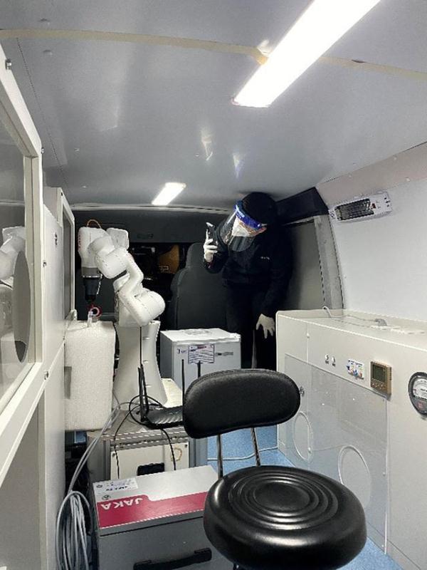 核酸检测机器人上海问世，30秒完成一次无人检测