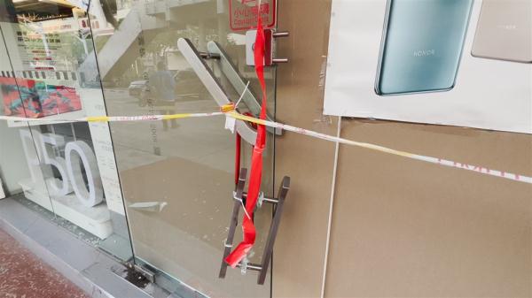 男子挑未解封店铺下手 敲破玻璃门盗窃5万余元电子产品 男子挑未解封店铺下手 敲破玻璃门盗窃5万余元电子产品