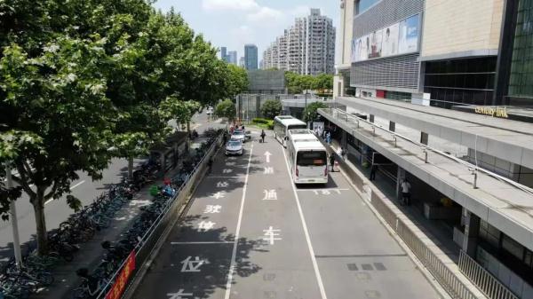 封控期唯一过江公交从这里出发，民警成“临时列车员” 