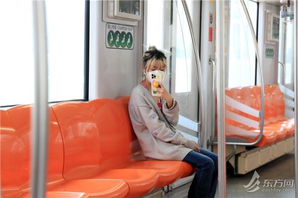 直击上海轨交部分恢复首日：有人抵沪看病，有人远眺熟悉的城市