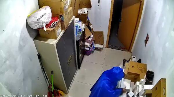 男子挑未解封店铺下手 敲破玻璃门盗窃5万余元电子产品 男子挑未解封店铺下手 敲破玻璃门盗窃5万余元电子产品