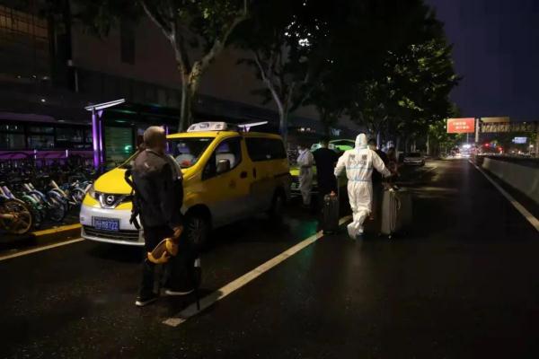 封控期唯一过江公交从这里出发，民警成“临时列车员” 