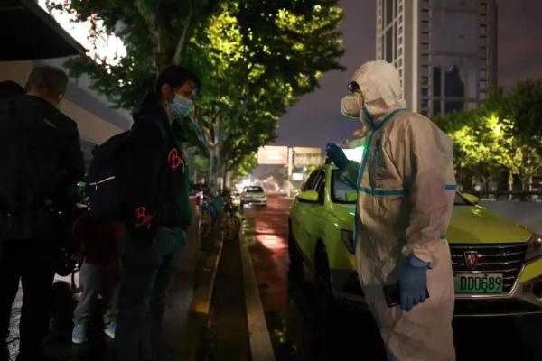 封控期唯一过江公交从这里出发，民警成“临时列车员” 
