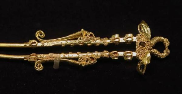 这枚“比心”金钗，是孙策和大乔的爱情信物？