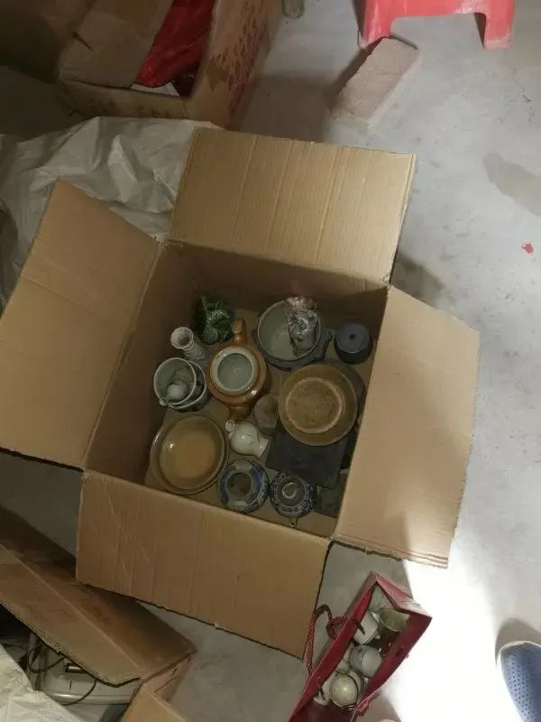 深夜,他站在古墓前“吃橘子”…… 深夜,他站在古墓前“吃橘子”……