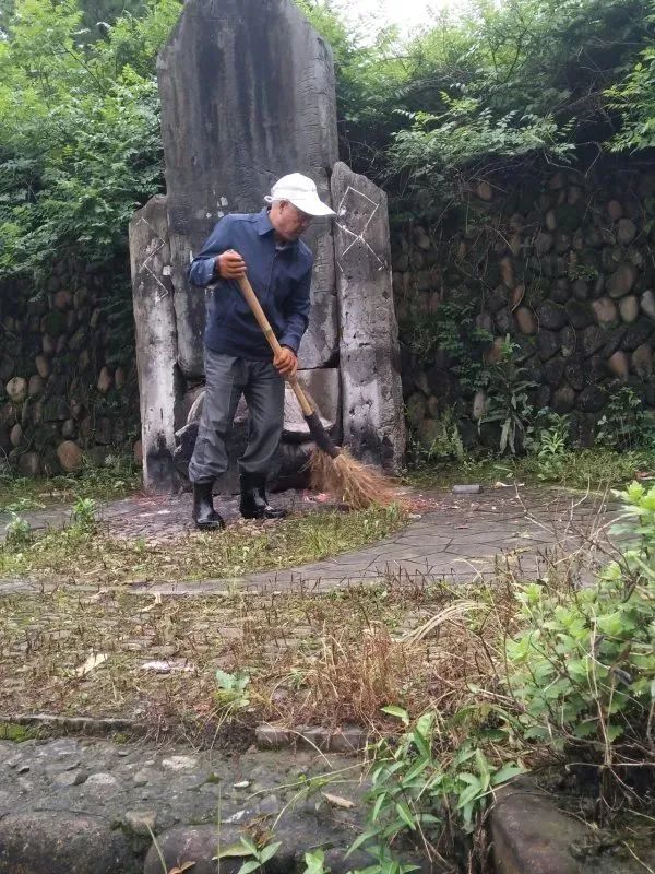 深夜,他站在古墓前“吃橘子”…… 深夜,他站在古墓前“吃橘子”……