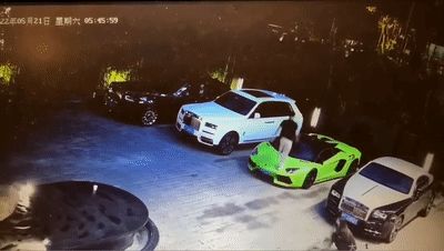 男子酒后踢踹四辆豪车，车损或超百万，警方：已依法采取刑事强制措施