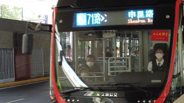 上海地铁公交重开:返岗返乡看病的他们有“车”了 上海地铁公交重开:返岗返乡看病的他们有“车”了