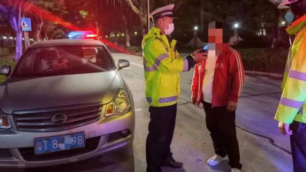 女子凌晨和男友吵架摔门而出!凭印象开车上路却迷失方向,顿时就慌了! 女子凌晨和男友吵架摔门而出!凭印象开车上路却迷失方向,顿时就慌了!