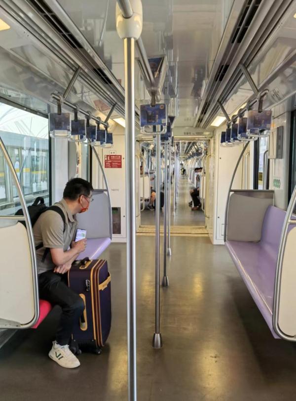 上海地铁公交重开:返岗返乡看病的他们有“车”了 上海地铁公交重开:返岗返乡看病的他们有“车”了