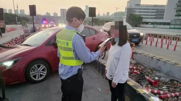 女子凌晨和男友吵架摔门而出!凭印象开车上路却迷失方向,顿时就慌了! 女子凌晨和男友吵架摔门而出!凭印象开车上路却迷失方向,顿时就慌了!