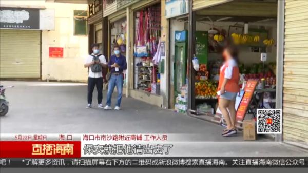 男子酒后失去理性，赤裸上身站在马路上干这事.....
