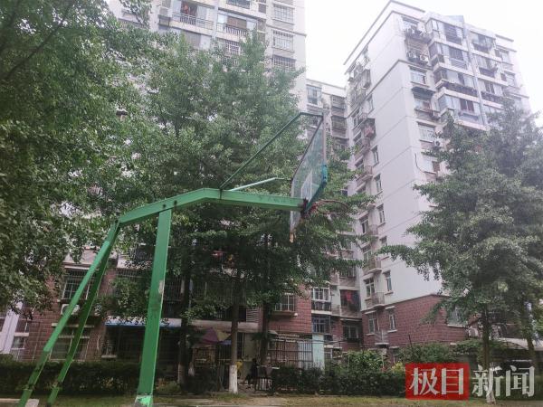 居民称小区篮球场噪音扰民，物业称立即采取措施