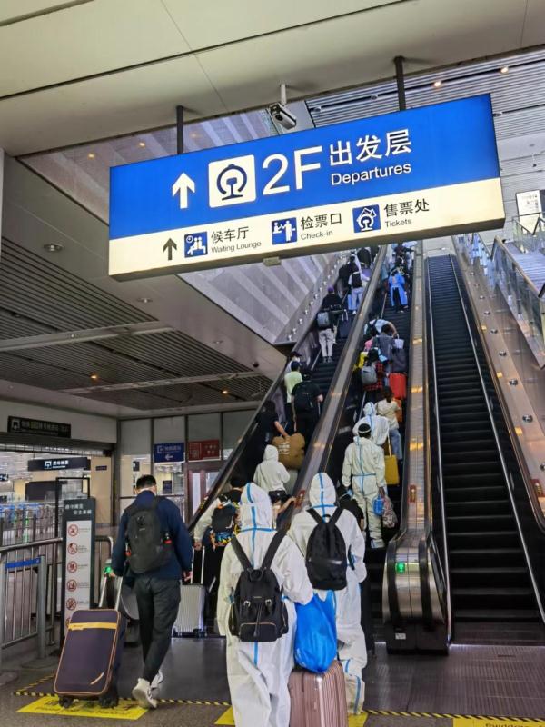 上海地铁公交重开:返岗返乡看病的他们有“车”了 上海地铁公交重开:返岗返乡看病的他们有“车”了