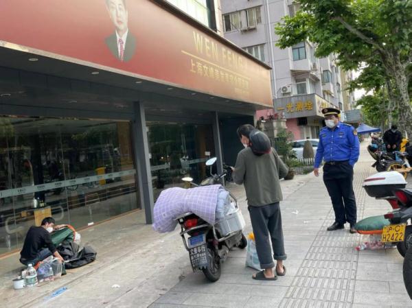 日日奔波，夜夜帐篷！上海医生心疼快递小哥：他们的贡献应当被铭记