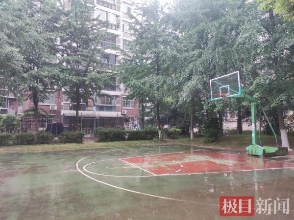 居民称小区篮球场噪音扰民，物业称立即采取措施