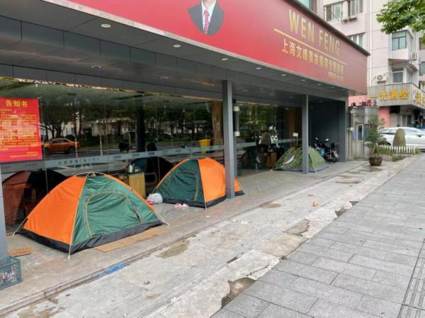 日日奔波，夜夜帐篷！上海医生心疼快递小哥：他们的贡献应当被铭记