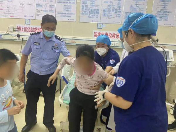 一颗糖卡住孩子的喉咙!这个方法一定要学会,关键时刻能救命 一颗糖卡住孩子的喉咙!这个方法一定要学会,关键时刻能救命