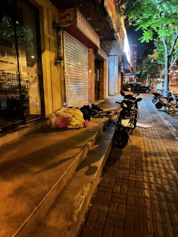 日日奔波，夜夜帐篷！上海医生心疼快递小哥：他们的贡献应当被铭记
