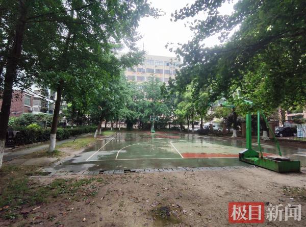 居民称小区篮球场噪音扰民，物业称立即采取措施