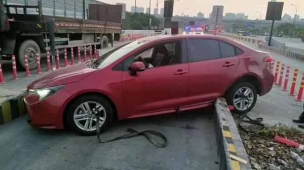 女子凌晨和男友吵架摔门而出!凭印象开车上路却迷失方向,顿时就慌了! 女子凌晨和男友吵架摔门而出!凭印象开车上路却迷失方向,顿时就慌了!