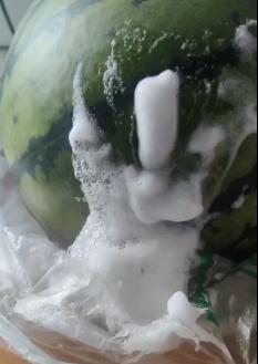 惊呆！这个西瓜“吐白沫”……是打了什么药吗