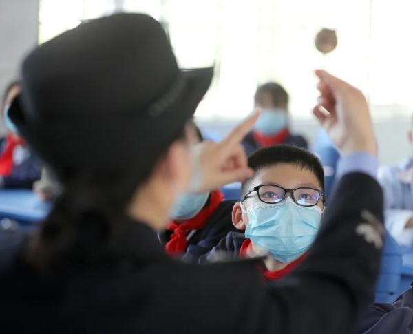 “校长妈妈”和她的259个“留守娃” “校长妈妈”和她的259个“留守娃”