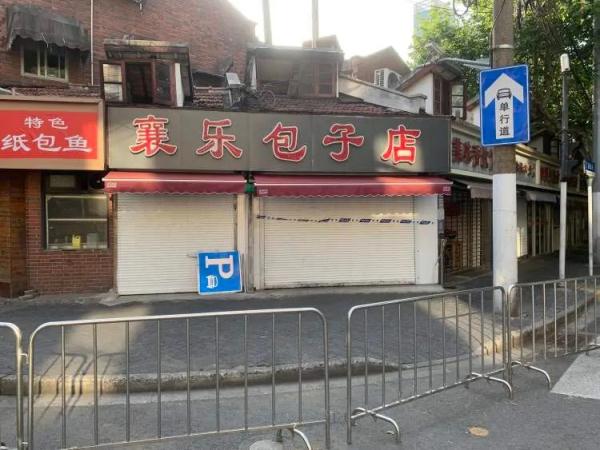 在上海送外卖的脱口秀演员,每天都去喂延庆路面馆18岁的老猫 在上海送外卖的脱口秀演员,每天都去喂延庆路面馆18岁的老猫