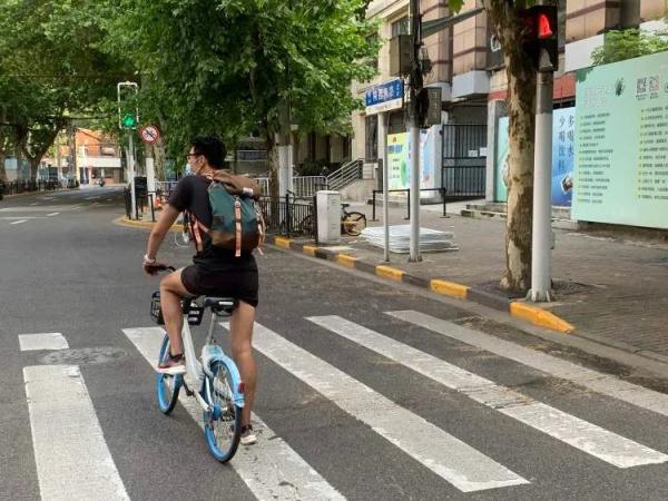 在上海送外卖的脱口秀演员,每天都去喂延庆路面馆18岁的老猫 在上海送外卖的脱口秀演员,每天都去喂延庆路面馆18岁的老猫