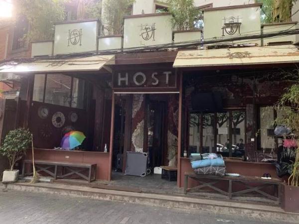 在上海送外卖的脱口秀演员,每天都去喂延庆路面馆18岁的老猫 在上海送外卖的脱口秀演员,每天都去喂延庆路面馆18岁的老猫