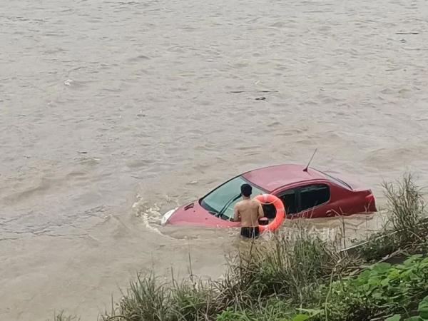 男子开车去红花水电站钓鱼，一觉睡醒，车子差点被冲走！