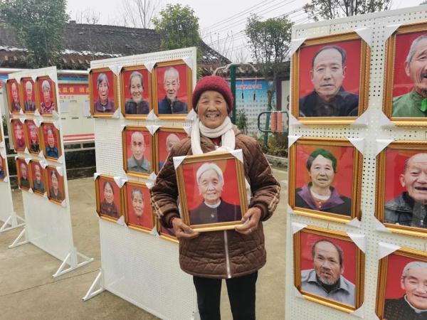 为2000多老人拍“遗照”?网友:这是“最美照”! 为2000多老人拍“遗照”?网友:这是“最美照”!