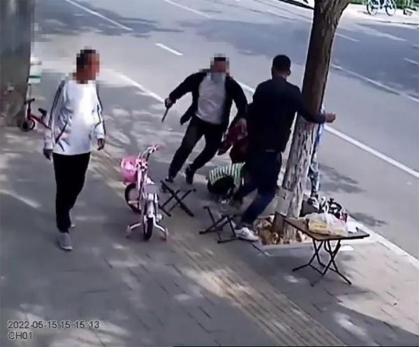 惊，歹徒当街持刀行凶！ 勇，人民子弟兵空手夺刃！
