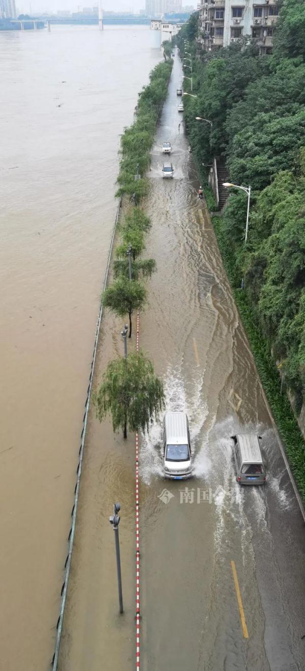 今年首次！超警洪水过境柳州，滨江西路被淹！水位还在上涨