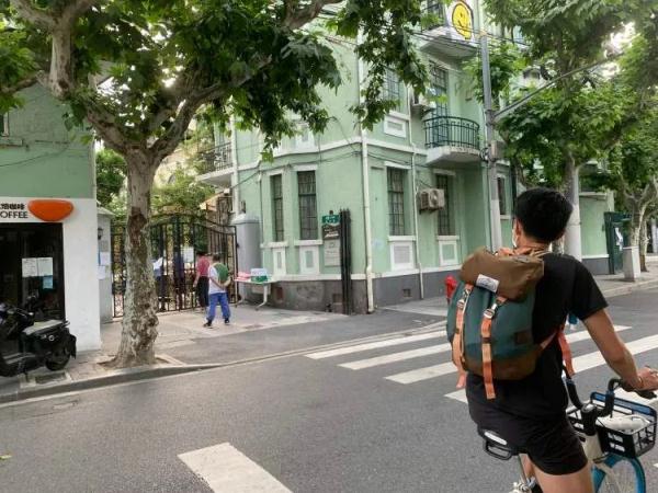 在上海送外卖的脱口秀演员,每天都去喂延庆路面馆18岁的老猫 在上海送外卖的脱口秀演员,每天都去喂延庆路面馆18岁的老猫