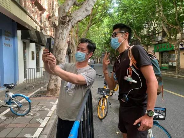 在上海送外卖的脱口秀演员,每天都去喂延庆路面馆18岁的老猫 在上海送外卖的脱口秀演员,每天都去喂延庆路面馆18岁的老猫