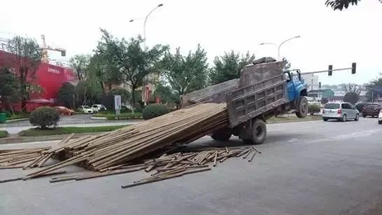 又是侧翻！与大货车有哪些“相处之道”？