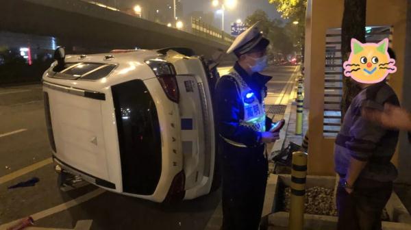 为逃避交警查车，一司机快速倒车掉头，却意外翻车……