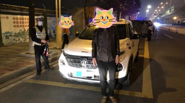 为逃避交警查车，一司机快速倒车掉头，却意外翻车……
