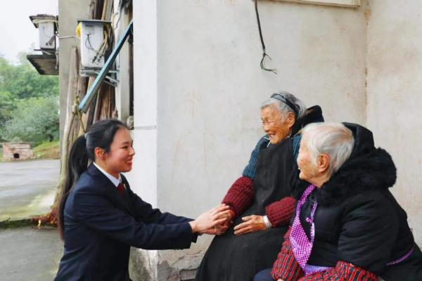 几个陌生人进村，一天认了8个干爹干妈