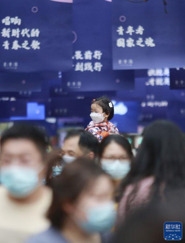 江苏扬州：夏季夜市点亮夜经济